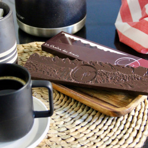 tablette de chocolat noir autour d'un café
